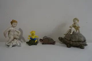 Was halt so auf Schildkröten (aus Keramik/Dresden, Plastik/Ravensburger und Holz/Bayern) sitzt - vom Putto bis zur Maus.