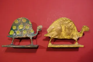 Objekte aus Draht und Pergament, bemalt, sign., Holzsockel, ca. 13 und 15 cm.