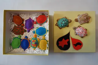 Da mir das erste Schachtel-Präsent gut gefiel, gab es einen farbenfrohen "Nachschlag", bestehend aus einer kleinen Collage, Ton-Modeln (handbemalt) und Gebäck, mit sog. Liebesperlen verziert, sign.