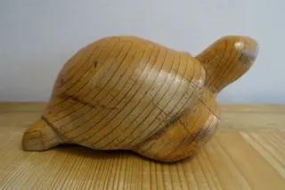 Handgeschnitzt, wegen der interessanten Maserung naturbelassen, sign., Größe 17 cm.