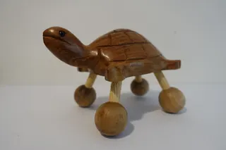 Diese Schildkröte, aus drei Holzarten zusammengesetzt, liegt gut in der Hand und kann zur Massage verwendet werden, Größe12 cm.