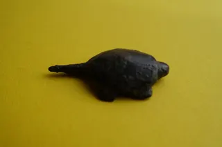 Antikes Amulett aus Griechenland, Bronze, Größe 4,4 cm., evtl. eine Grabbeigabe. In der griechischen Mythologie trägt die Schildkröte die Welt auf ihrem Panzer.