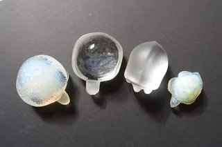 Glasobjekte, z.T. matt geschliffen, aus Schweden, Finnland und Frankreich, Größe 5 - 7,5 cm.