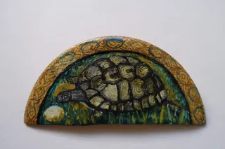 Brosche (Unikat), Kupferplatte, handbemalt und emailliert, Größe 7 cm.