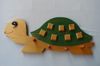 Kindergarderobe, massives Holz, naturbelassen, Auge und Panzer bemalt, Größe 60 cm.