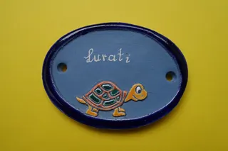 Kleine Auftragsarbeit, Türschild, getöpfert und bemalt, Größe 10 cm.