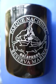 Kaffeebecher, das Logo (u.a. "Lonesome George") wird auf Galapagos/Ecuador vielseitig vermarktet, seit die Inseln 1978 von der UNESCO zur ersten Weltnatur-Erbestätte erklärt wurden.