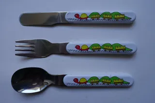 Messer, Gabel, Löffel (Ess-Lernbesteck), rostfreier Edelstahl, Stiele aus unzerbrechlichem Kunststoff, spülmaschinenfest.
