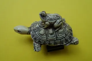 Handgeschnitztes Objekt, hier läßt sich ein Frosch tragen, Größe 6.8 cm.
