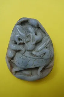 Schmuck-Anhänger aus Jade, Motiv: Fabeltiere und Schildkröte mit drachenähnlichem Kopf, Größe ca. 6 cm.