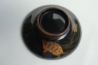 Deckel eines älteren Lackschälchens aus Japan, mit Goldmalerei, Durchmesser ca. 12 cm.