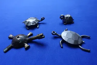 Kleinere Objekte, aus diversen Metallteilen handwerklich zusammengeschweißt.