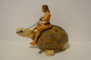 Eigene Töpferarbeit, sign., Größe 14,5 cm, kombiniert mit einer Tarzan-Figur (bewegliche Gliedmaßen, Plastik) vom Flohmarkt, nach dem Motto "One man´s trash is another man´s treasure".
