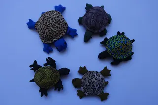 Die Stofftiere (Polyester) in unterschiedlichem Design sind meist mit Sand gefüllt und kommen aus Thailand, Größe ca. 8 cm.