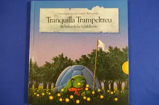 Das Buch erschien 1982 im Thienemann Verlag Stuttgart/Wien (53 Seiten), Text von Michael Ende (1929 - 1995), der u.a. durch "Momo" oder "Die unendliche Geschichte" berühmt geworden ist. Zusätzlich witzig, dass hier alle Tiere phantasievolle Namen haben, z.B. die Spinne "Fatima Fadenkreuz" oder eben die Schildkröte "Tranquilla Trampeltreu".

Die durchgehend liebevolle Illustration stammt von Manfred Schlüter (das Titelbild findet sich ziemlich ähnlich auf der entsprechenden CD). Der Künstler lebte zu dieser Zeit mit Frau, drei Kindern und einer Katze in einem kleinen Dorf an der Nordsee. Er wollte am liebsten nur malen,  "jedoch kam immer etwas dazwischen: die Lehre in einer Druckerei, die Ausbildung zum Gebrauchsgrafiker, aber manchmal auch ein Bild, nur so nebenbei und nur für sich". Der dritte im Bund ist der Komponist Wilfried Hiller (geb. 1941 in Weißenhorn/Schwaben), Musikstudium in Augsburg und München, mit starken Impulsen von Günther Bialas und Carl Orff. Alle Kinderstücke entstanden für seinen Sohn Carl Amadeus.

Er hat das Buch für mich signiert. Es enthält alle Noten zu kleinen "Schildkröten-Märschen" (Marsch 1 - 5 "sehr langsam und beharrlich, Schritt für Schritt", teils plus Text), eine "Spinnen-Tarantella" ("schnell und krabelig"), einen "Schnecken-Blues" ("unendlich langsam"), eine "Eidechsen-Sarabande" ("arrogant und verschlafen") und einen sechsseitigen "Schildkröten-Boogie".
