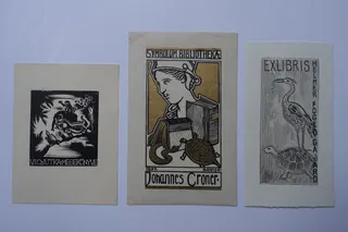 Links: Künstler der exotischen Tierkomposition ist der Ungar Ferenc Bordas. Mitte: der Auftraggeber ist Autor, der Künstler H. Heise (1897). Rechts: Eigner ist ein dänischer Ex libris-Sammler und Autor, der Künstler Muggi Wille-Nielsen bezieht sich auf ein beliebtes japanisches Motiv.