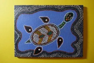 Holzplatte, in Aboriginal Art (Australien) bemalt, erworben in Salzburg, Größe 19,5 x 14,5 cm.