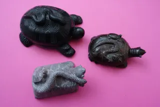 Die drei kleineren Arbeiten, aus verschiedenen Natursteinen, alle sind aus China. Dort kommt die mythische Verbindung von Schildkröte und Schlange häufiger vor, findet sich aber in der Sammlung auch mehrfach in Japan und Indien. In Japan und China war z.B. 2025 das Jahr der Schlange (dem folgt das Jahr des Pferdes). In der Tierkreislehre dieser Länder steht die Schlange nicht etwa für Bedrohung, sondern für Veränderung, Weisheit und Transformation. Die Schlange häutet sich - das bedeutet: Altes loslassen, neue Sichtweisen gewinnen und innerlich wachsen.