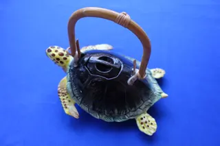 Diese Teekanne mit Bambusgriff, in Form einer Meeresschildkröte, kommt aus Südkorea, Größe ca. 24 cm.