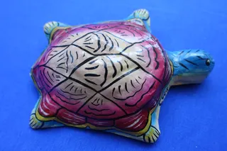 Witzige Rennwagen-Schildkröte aus Pappe, mit rückseitigem Magnet, beispielsweise für eine Pinwand, Größe 7 cm.