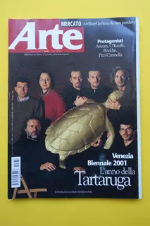 Cover des italienischen Magazins (212 Seiten), zum "Jahr der Schildkröte" (Tartaruga) mit der siebenköpfigen Künstlergruppe "Cracking art" (aus Italien, Frankreich und Belgien, die sich der Umweltverschmutzung widmet). Inhalt ist u.a. ein 10-seitiger Artikel zum Hauptthema, Zitat daraus: "Die Schildkröte ist das perfekte Symbol der Verbindung zwischen Vergangenheit und Zukunft". Kurator der Biennale 2001 war der Schweizer Ausstellungsmacher Harald Szeemann (er war auch Leiter der Documenta 5 in Kassel, 1972). Zusätzlich gibt es noch einen Katalog (159 Seiten), ebenfalls mit einer goldenen Meeresschildkröte auf dem Cover. Insgesamt wurden 1.350 goldfarbene Exemplare aus recyceltem Kunststoff präsentiert (ein Teil davon mit einer kleinen Schildkröte auf dem Rückenpanzer - zu deuten als Zeichen der Hoffnung), Format 44 x 29 x 13 cm. Weitere Hinweise unter "Suche : Tartaruga".