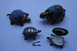 Nadelkissen, Klingel und Döschen für Süßstoff, aus der Sammlung Weise.
