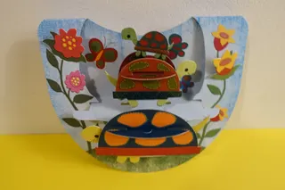 Collage, dreidimensional, aufstellbar, die Schildkröte ist beweglich eingehängt, Druck Santoro`s Pop n rock (London), Breite 17 cm.