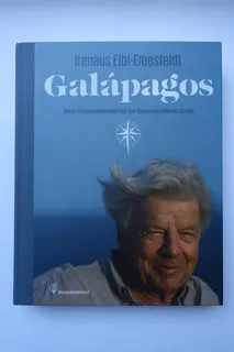 Das Werk ist nach 1960 die vollständig überarbeitete und neu bebilderte Auflage, Christian Brandstätter Verlag, Wien (2013), 307 Seiten (das Foto auf dem Cover ist allerdings von 2005). Bereits 1953/54 nahm er an der von dem weltbekannten Meeresforscher Hans Hass geleiteten Expedition zu den Galapagos-Inseln (Ecuador) teil, insgesamt erfolgten ca. 30 Reisen dorthin. Das Buch enthält größere Kapitel zu "Ins Reich der Elefantenschildkröten" und "Die Charles-Darwin-Station auf Galapagos". Sein Lebenswerk ist gewaltig, die Auszeichnungen umfangreich, deshalb soll hier nur der Ehrenpreis der Heinz-Sielmann-Stiftung (vor allem für den Einsatz auf den Galapagos-Inseln) genannt werden. Zitat der SZ: "Der gebürtige Wiener zählte zu den frühen Popstars der Wissenschaft". Zusätzlich war er ausgeprägt an Kunst interessiert. Von ihm liegt mir der Band "Weltsprache Kunst" (gemeinsam mit Christa Sütterlin) vor, C. Brandstätter Verlag, 2008, 542 Seiten mit über 800 Abbildungen.