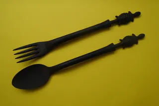 Dieses handwerklich hergestellte Besteck, evtl. für die Zubereitung von Salat, wurde auf einem deutschen Markt entdeckt. Die eigentliche Herkunft ist nicht bekannt.