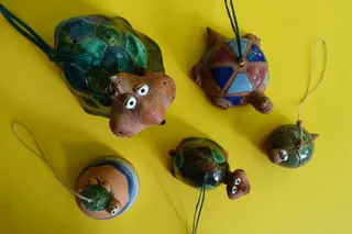 Die Objekte dienen als Glöckchen, Ton, handgeformt und bemalt, Größe 7 - 17 cm, sie stammen überwiegend aus Litauen.
