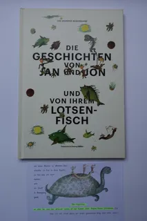Jan und Jon erleben in der 1948 erschienenen und nun erstmals 2018 wieder aufgelegten Bildergeschichte eine phantasievolle Odyssee über die sieben Weltmeere. Erdacht, gezeichnet und gemalt von einer der ersten Frauen am Bauhaus (Weimar). Verbunden sind Einflüsse des Kubismus mit der Formensprache der abstrakten Malerei. Das Buch (22 Seiten) wurde in der Slowakei gedruckt.