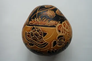 Kalebasse, Motive eingekerbt und kunstvoll bemalt mit Fischen, Echsen, drei flamingoartigen Schreitvögeln und drei unterschiedlichen Schildkröten, Größe 12 cm gekauft auf dem Indio-Markt in Saquisili.