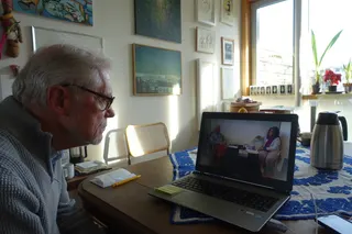 Das Foto ist beim Betrachten des Dokumentarfilms (Dauer ca. 22 Min.) von Ulrich Fischer entstanden. Aufgenommen wurde das Gespräch mit Gisela Oberbeck zum Künstlerbuch "Im Zeichen der Schildkröte", samt Lesung des Brecht-Gedichts durch die Schauspielerin Jovita Dermota.