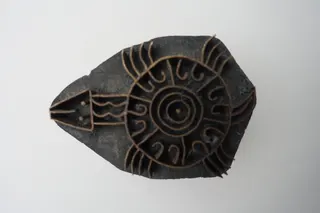 Älteres Holzmodel für Stoffdruck (Batik), liegt gut in der Hand um Druck auszuüben, das stilisierte Motiv ist aus Metall plastisch aufgesetzt, Größe 5 cm.