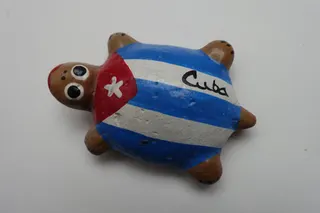 Kleine Töpferarbeit, mit der Flagge Kubas handbemalt, ca. 7 cm. Das Souvenir hat mir Reinhild Gerum von dort mitgebracht.