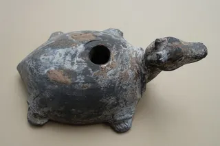 Antike Tierskulptur (mit einer Art Drachenkopf) aus der expansiven Han-Dynastie, die das Kaiserreich China von 206 v. Chr. - 220 n. Chr. regierte, Terrakotta, mit Farbspuren, Größe 19 cm, eine absolute Rarität, erworben über ein namhaftes Auktionshaus. Die Han-Dynastie verzeichnete eine kulturelle und wirtschaftliche Blüte, die erstauliche Parallelen zur aktuellen Periode aufweist. Die Schildkröte steht in der Mythologie Chinas für Langlebigkeit, Weisheit und Geduld.
