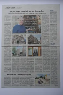 Zeitungsartikel im Münchner Merkur (9. August 2023), auf Anfrage von Dario Weber. Der Bericht enthält kleine Fehler, z.B. "verzieren im Badezimmer nicht Schildkrötenposter die Wand", sondern die gesamte Decke wurde von LOOMIT mit einem erstklassigen Graffiti gestaltet (s. virtuelles schildkröten museum.de / Suche: Loomit). Zeitgleich erschien der Artikel gekürzt (aber nahezu fehlerlos), mit einem etwas anderem Layout in der Boulevard-Zeitung t z , dafür mit der sehr fett gedruckten Überschrift "Der Herr der Schildkröten". Auf diesen Abdruck wird hier jedoch verzichtet.