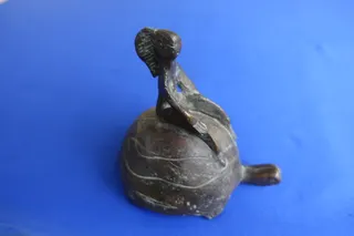 Dieser Bronze-Guß, sign. 1995, 15 cm lang und 14 cm hoch, war die erste Arbeit, die ich von der Bildhauerin und Malerin erwarb. Aber auch ihre Terrakotta-Arbeiten haben mich fasziniert. Sie ist seit 1991 freischaffende Künstlerin und u.a. Dozentin an der Sommerakademie Frauenau. Bei ihren großen Skulpturen ist zuweilen der Einfluß von Lothar Fischer spürbar.