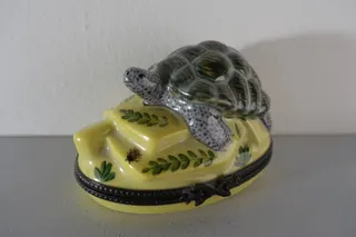 Porzellandöschen, Art Deko, um 1930, im Boden bezeichnet: Limoges France Peint main, sign. M T , innen weiß (und ein gemalter Marienkäfer), Metallscharnier, Größe 9 cm.