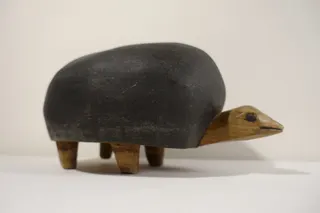 Massives Holz, aus einem Stück geschnitzt, Panzer schwarz patiniert, die Füße kaum gestaltet, Größe 26 cm. Zeitgenössisches Handwerk aus Afrika, über die genaue Herkunft war auf dem Tollwood-Stand nichts bekannt.