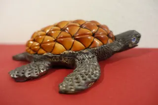 Eigene Töpferarbeit, glasiert, als Panzer dient die Hälfte einer ideal strukturierten Thika-Nuss (Palmenfrucht) aus Kenia, Größe 15 cm.