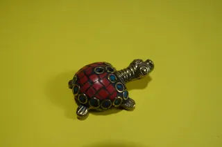 Kleine Messingkröte für 2 Räucherstäbchen, mit eingelegten Steinchen verziert, Größe 4,5 cm.