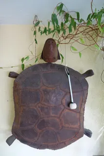 Diese von dem professionellen Bildhauer entworfene, aus Fundstücken zusammengeschweißte Schildkröte hängt frei und eignet sich auch wunderbar als wohlklingender Gong, je nach zartem bis kräftigen Anschlag und je nach Anschlagspunkt. Höhe 90 cm, Tiefe 20 cm.