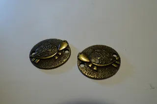 Knöpfe, Messing, geprägt, ca. 2,5 cm.