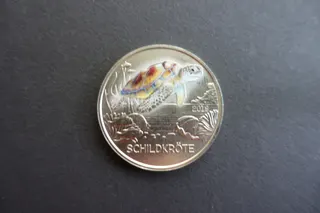 Österreich, 3 Euro (!), Kupfer-Nickel, 2019, Durchmesser 3,4 cm, Gewicht 16 Gramm, Auflage nur 50.000 Exemplare, Serie Tier-Taler, Motiv: Meeresschildkröte, Fische, Muschel etc., mit naturalistischer Farbveredelung, leuchtet bei Dunkelheit, rückseitig diverse Tiere, darunter eine kleine Schildkröte.