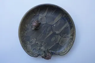 Keramik-Schale mit zwei plastischen Schildkrötchen, handgetöpfert, Durchmesser ca. 18 cm.