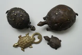 Traditionelle Objekte, überwiegend aus Mali (Afrika) gegossen in Bronze und Messing, inzwischen aber auch in Form von Gebrauchsgegenständen (s. Flaschenöffner).
