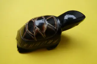 Kleine Skulptur, handwerklich geschnitzt, aus Marrakesch (Marokko), Thuia-Wurzelholz mit schöner Maserung, poliert, Größe 8 cm, gefunden auf dem "Mittelalterlichen Weihnachtsmark" in München.