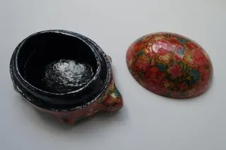 Dose aus Kaschmir (Indien), Pappmaché, handbemalt und mit Lack überzogen, Größe 13 cm.
