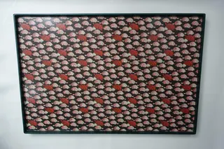 Auftragsarbeit, Tablett, unter Nutzung von italienischem Geschenkpapier, schmaler Holzrahmen, lackiert, Größe ca. 52 x 34 cm. Die Dipl. Architektin (FH München) ist als selbständige Kunsthandwerkerin (mit eigener Werkstatt) tätig und arbeitet bevorzugt mit Papier, Pappe, Holz oder Recyclingmaterial. Neben Buchgestaltung stellt sie auch Kleinmöbel her und arbeitet mit dem Bayerischen Kunstgewerbeverein zusammen. Weitere Arbeiten unter "Suche : Traxler".